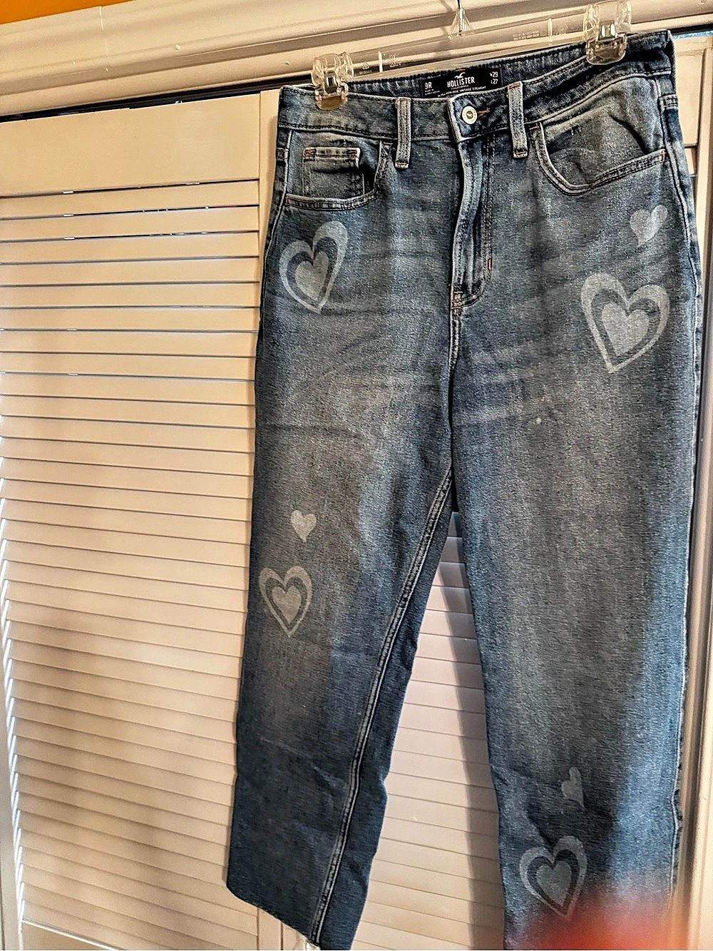 Hollister Ultra High-Rise Heart Print Vintage Ankle Straight Jeans Straight Leg